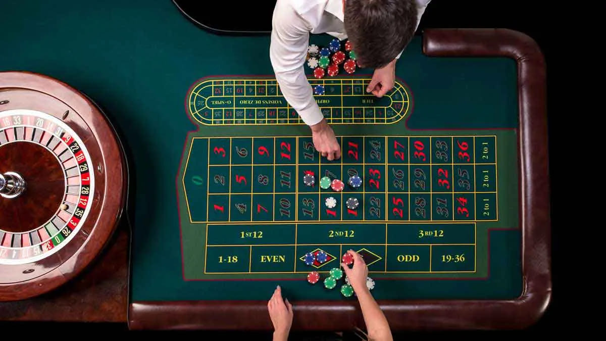 roulette-table-and-players